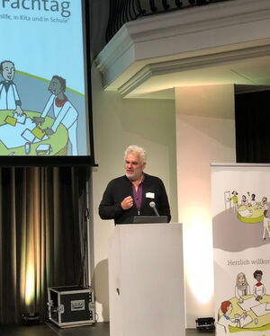 Martin Hoyer begrüßt die Gäste