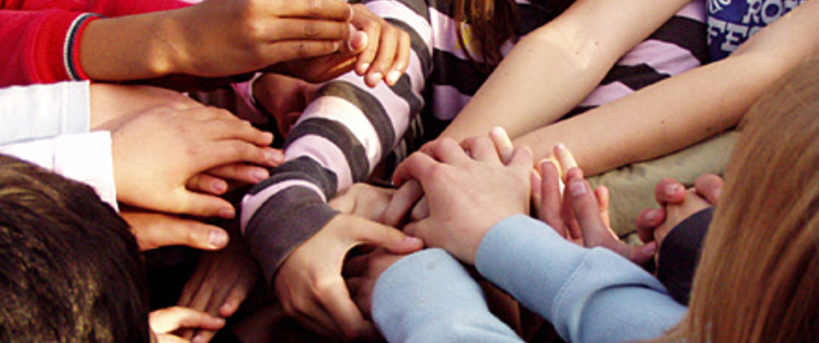 Schulbezogene Sozialarbeit an der Dunant-Grundschule, Berlin Steglitz, Kinder legen ihre Hände übereinander