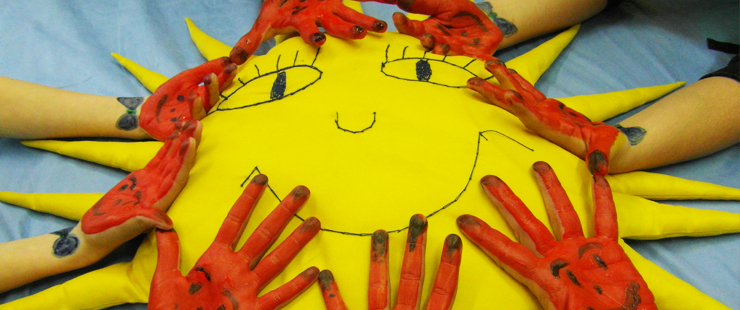 Schulbezogene Sozialarbeit an der Konrad-Agahd-Schule, „Anerkannte Modellschule für PC- und Onlinekompetenz“, Berlin Neukölln, rot angemalte Hände mit Smilies