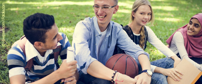 Schulsozialarbeit an der Gretel-Bergmann-Gemeinschaftsschule in Marzahn-Mitte, eine Gruppe Jugendlicher im Gespräch miteinander